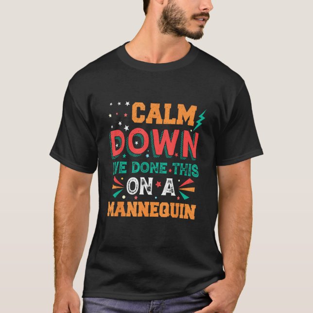 Camiseta Calm Down I ve Done This on a Mannequin 4 (Frente)