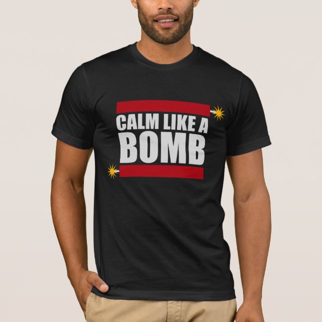 Camiseta Calm Like a Bomb Paradox Irony Humor Explosive Fun (Frente)
