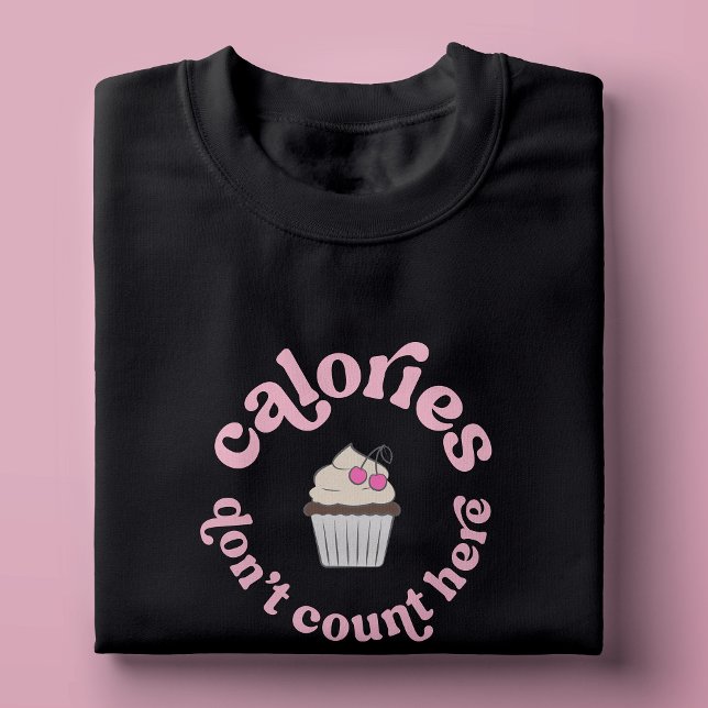 Camiseta Calorias não contam aqui torta rosa engraçado (trendy blush pink and black fun baker t-shirt design with retro fonts and cupcake illustration)