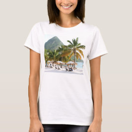 Camiseta Camas de Sun em uma praia perto dos Pitons em St