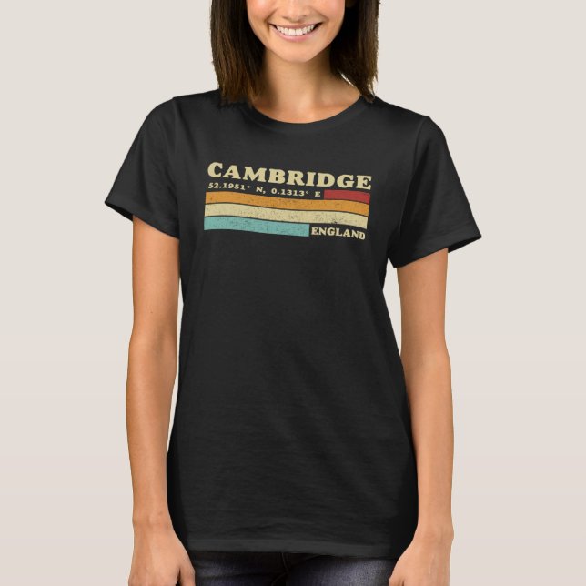 Camiseta Cambridge England City Retro Longitude Latitude (Frente)