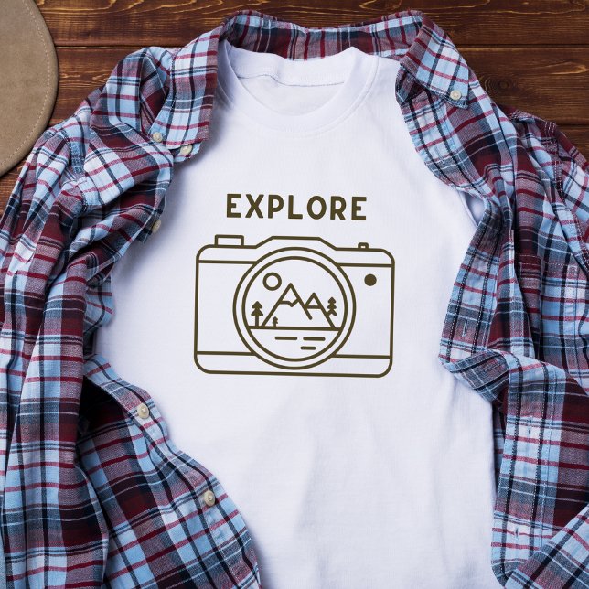 Camiseta Câmera Simples Explorar Mais (Explore, Adventure, Cool)