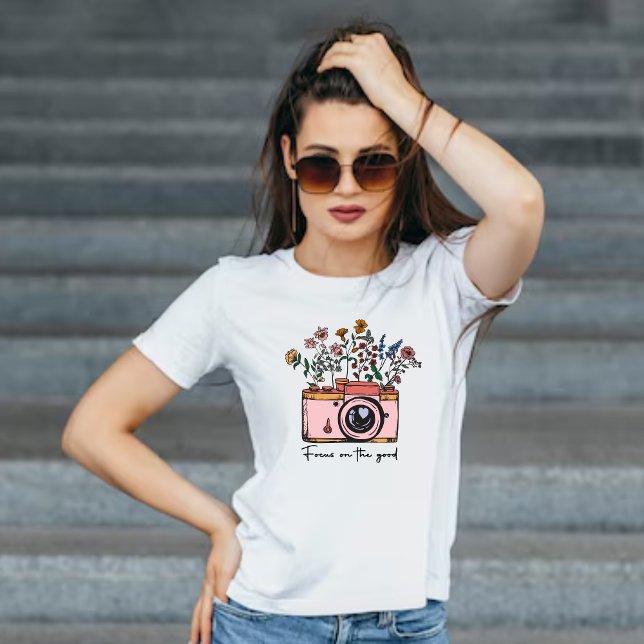 Camiseta Câmera Vintage & Flor Foco no Bom Positivo  (Criador carregado)