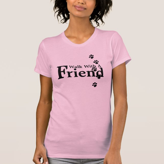 Camiseta Caminhada com um Tshirt do rosa do amigo (Frente)