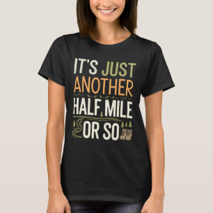 Camiseta Caminhada na Montanha Engraçado É Só Mais Meia Mil