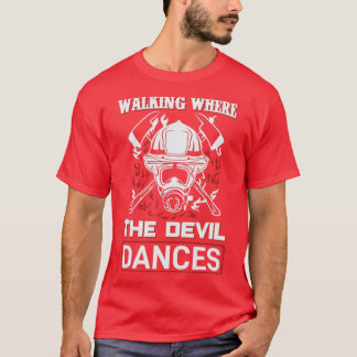 Camiseta Caminhando Onde O Diabo Dança Um Fogão Engraçado