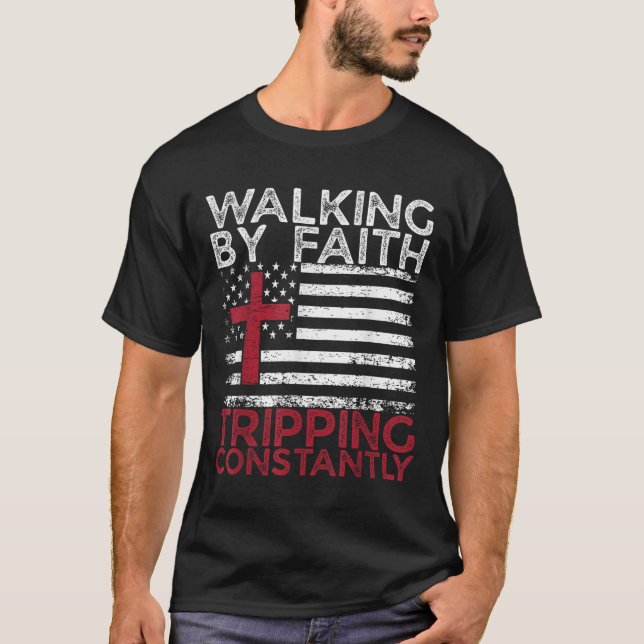 Camiseta Caminhando Pela Fé Tropeçando Constantemente Bíbli (Frente)