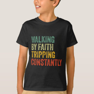 Camiseta Caminhando Pela Fé Tropeçando Constantemente Humor