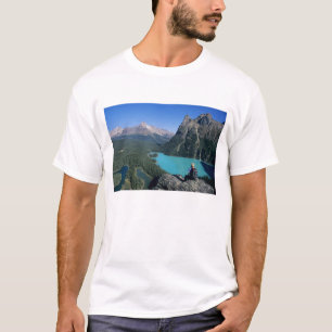 Camiseta Caminhante com vista para o lago de cor turquesa