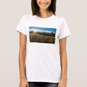 Camiseta Caminhante que olha montanhas de Fitz Roy,