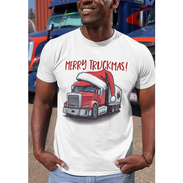 Camiseta Caminhão de Transporte Semi de Natal Engraçado (Merry Truckmas, A gift for truck drivers featuring a transport truck wearing a Santa hat.)