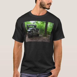 Camiseta Caminhão Na Floresta Da Segunda Guerra Mundial.