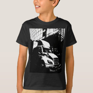 Camiseta Caminhão Preto e Branco em Cena de Cidade