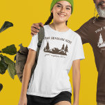 Camiseta Caminho, Campanha, Exterior de Slogan Personalizad<br><div class="desc">Este gráfico tem ilustrações da paisagem enrolada com árvores verdes em castanho e está pronto para ser personalizado com seu próprio texto personalizado.</div>