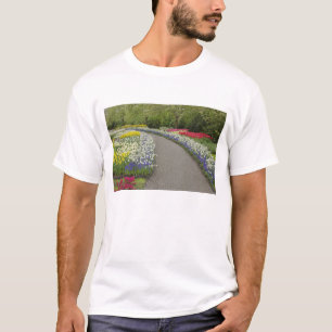 Camiseta Caminho de calçada através de tulipas e narcisos,
