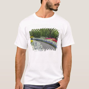Camiseta Caminho de calçada através de tulipas e narcisos,