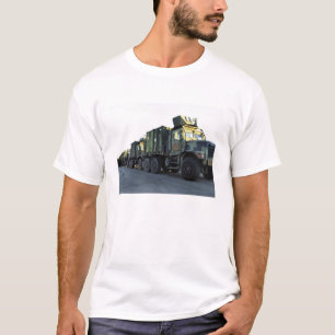 Camiseta Caminhões blindados sentam-se no cais em Morehead