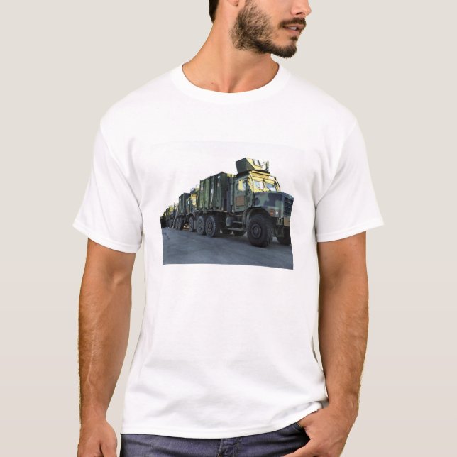 Camiseta Caminhões blindados sentam-se no cais em Morehead  (Frente)