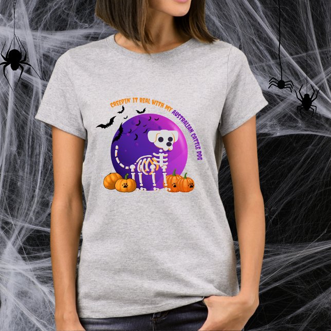 Camiseta Camisa-T de Dia das Bruxas de Cães Australianos As (Spooky Halloween t-shirt with a dog skeleton, full moon, pumpkins, bats, and your favorite dog breed)