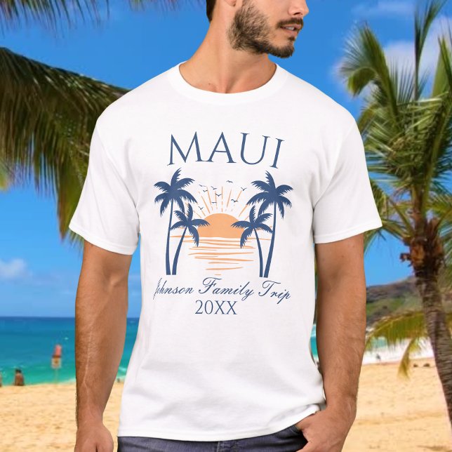 Camiseta Camisa-T de Viagem da Família Maui (Man wearing a Maui family trip t-shirt with a sunset and palm tree design, standing on a beach.)