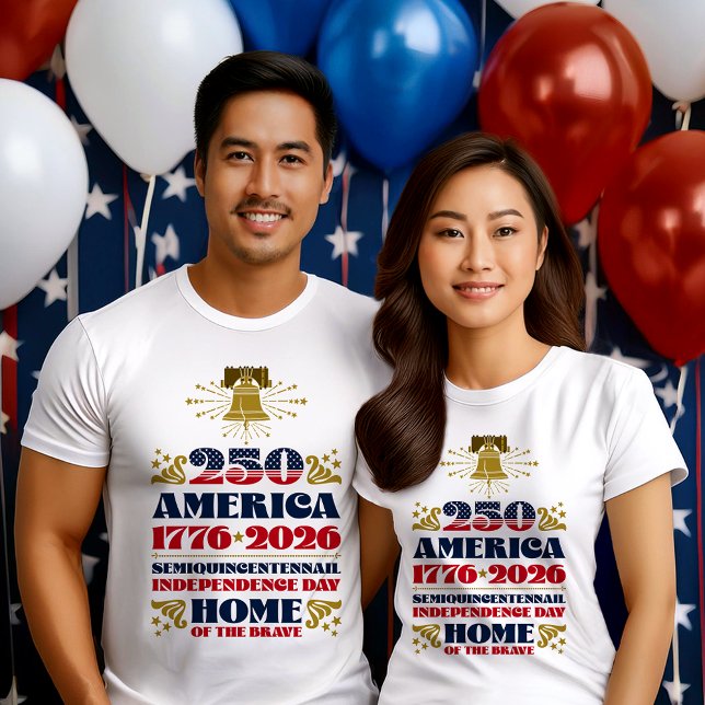 Camiseta Camisa-T do 250.º aniversário da América Patriótic (A young couple wears the 250th America's Anniversary T-shirt designed by The American Family.)