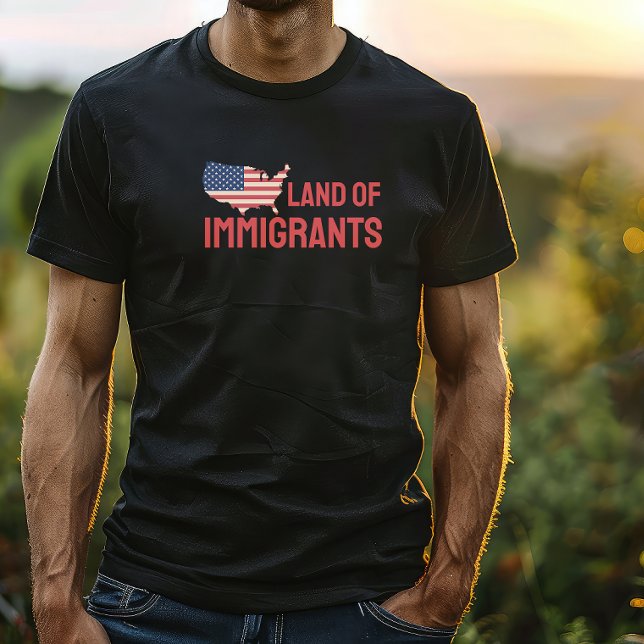 Camiseta Camisa-T do protesto anti-calça (This T-shirt makes a strong statement against the immigration policies of Donald Trump.)