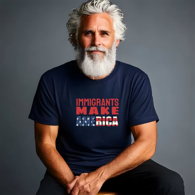 Camiseta Camisa-T do protesto anti-calça (This T-shirt boldly opposes Donald Trump's immigration policies. Immigrants make America. )