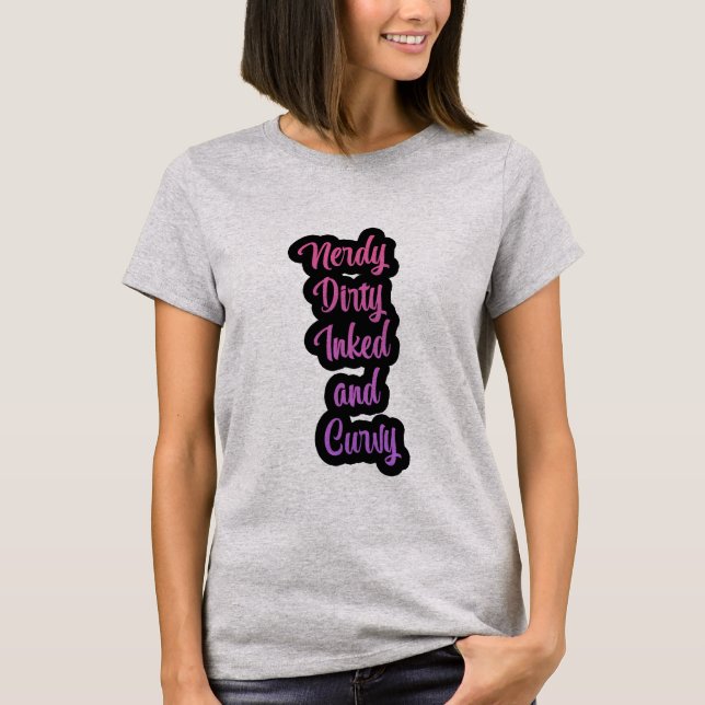 Camiseta Camiseta-T de Nerdy, Suja, Inclina e Curvy Damas (Frente)