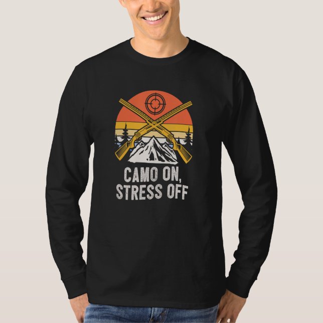 Camiseta Camo On Stress Off Hunting  Hunter Humor Gun (Frente)