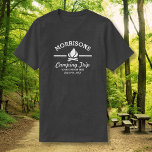Camiseta Campanha de Reunião da Família Retro Divertida Tri<br><div class="desc">Camp em estilo com esta camisa personalizada com um logotipo branco da fogueira e seu nome. Personalize ainda mais com 3 linhas de texto personalizado - adicione "Reunião Familiar, Viagem Familiar, Viagem de Campo, localização, data etc. (ou exclua texto). Perfeito para reuniões familiares, visitas de acampamento ou caminhada, um fim...</div>