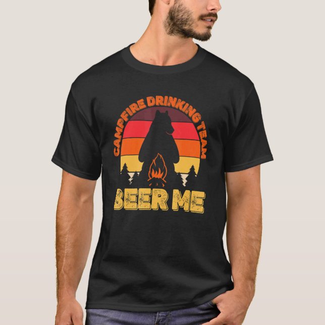 Camiseta Campers Campfire Bebendo Team Beer Me Camping Bea (Frente)