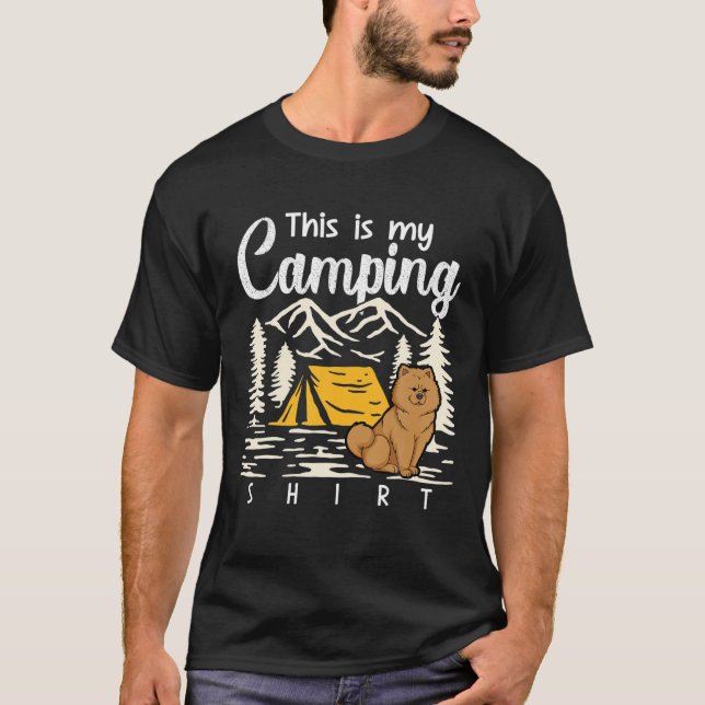 Camiseta Campfire Chow Chow Este É O Meu Acampamento (Frente)