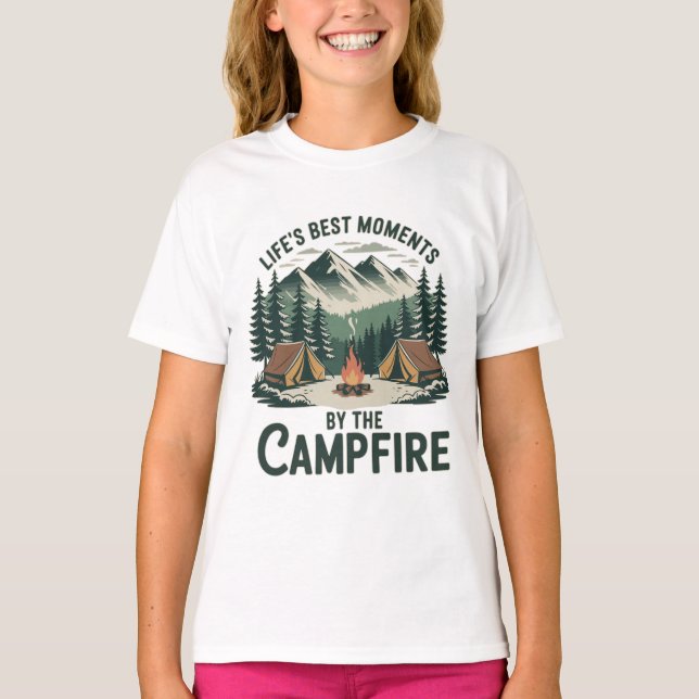 Camiseta Campfire Moments - Girls’ Tents & Mountains Kids’ (Frente)