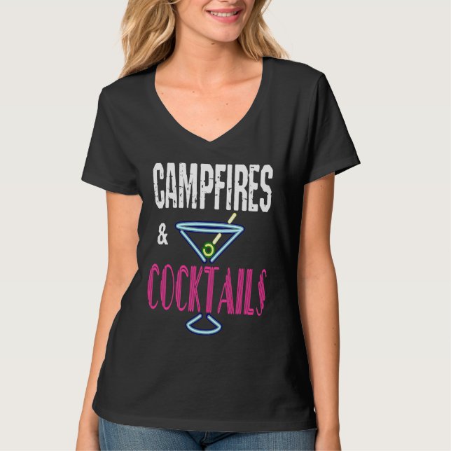 Camiseta Campfires and Cocktails  Camping Drinking Camp Hum (Frente)