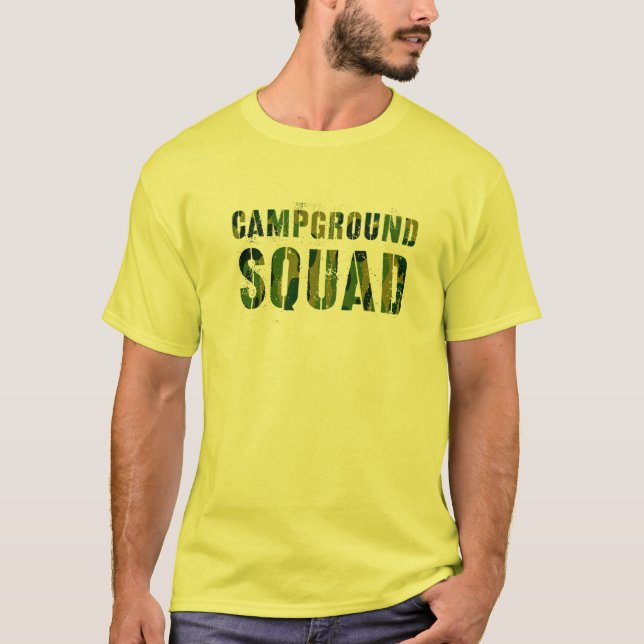 Camiseta CAMPGROUND SQUAD Camo Conselheiro de Verão Profess (Frente)