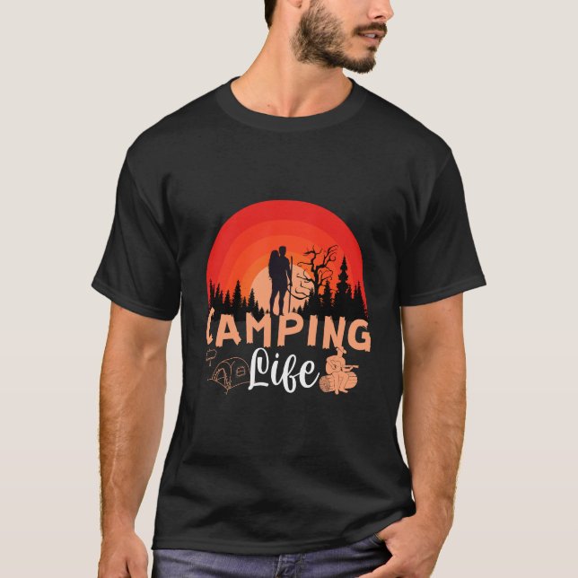 Camiseta Camping Life Retro Sunset Hiking Adventure (Frente)