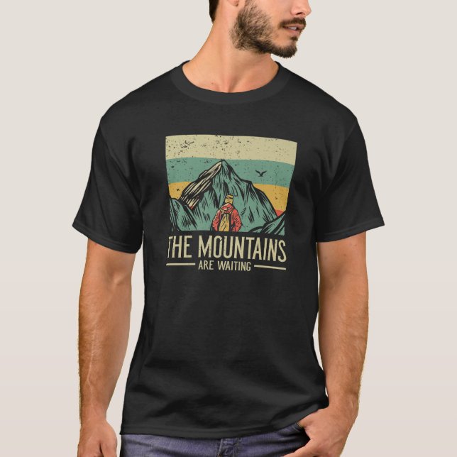 Camiseta Camping & Retro Hiking I Mountain Estão Esperando  (Frente)