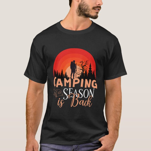 Camiseta Camping Season Is Back Retro Sunset Outdoor Advent (Frente)