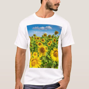 Camiseta Campo de girassol, dia ensolarado de verão.