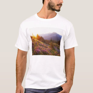 Camiseta Campo de lupino e montanhas olímpicas em