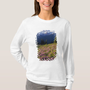 Camiseta Campo de lupino, Mt. Olympus, e nuvens em