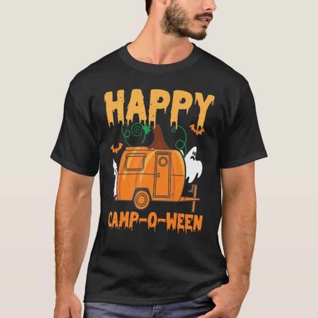 Camiseta Campo Feliz O Camp Ween Camper Halloween Acampando (Frente)