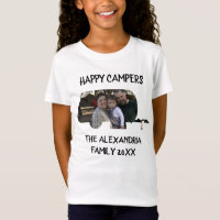 Campos felizes da família de caravanas de trailer