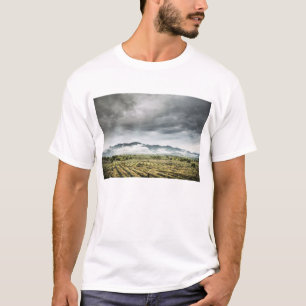 Camiseta Campos rurais da colheita sob o céu nebuloso