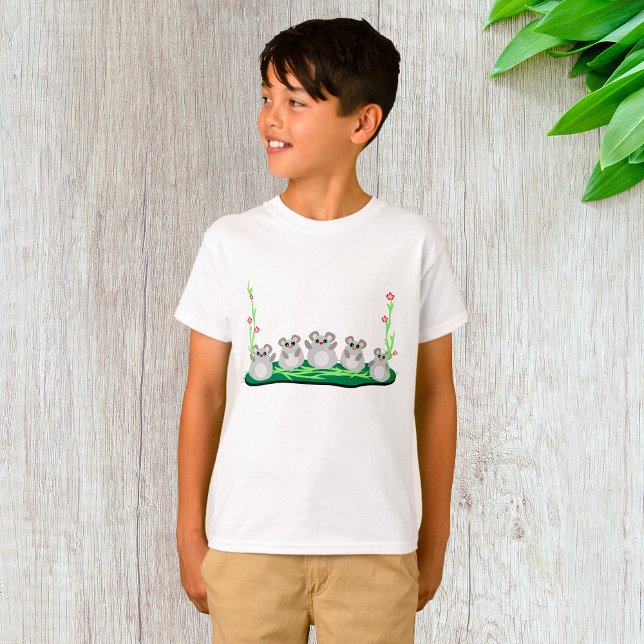 Camiseta Camundongos de Cartoon Bonitos em Grama com Flores (Criador carregado)