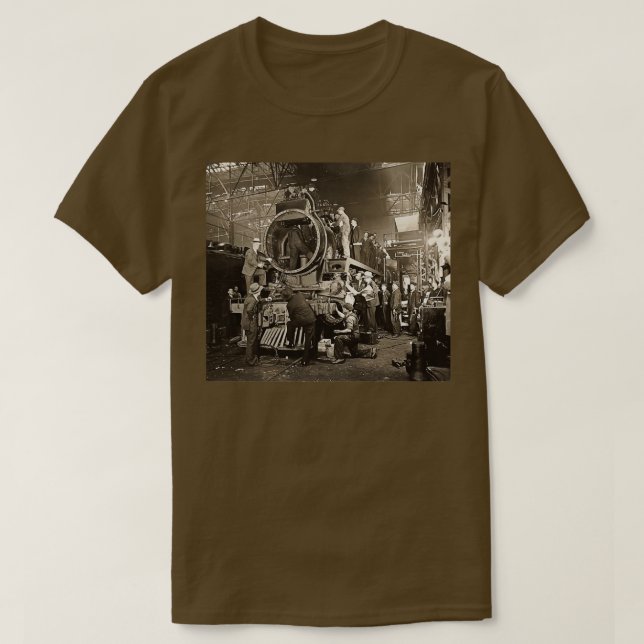 Camiseta Canadian Pacific Steam Locomotive Under Repair (Frente do Design)