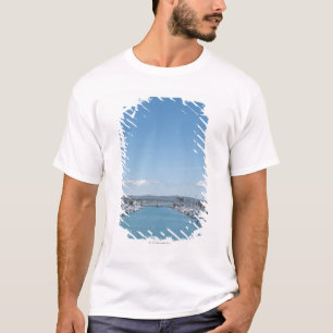 Camiseta canal no porto em um dia ensolarado com céu azul