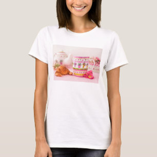 Camiseta Caneca com chá, Croissant e flor