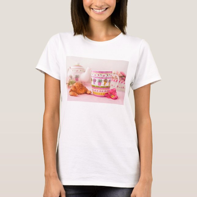 Camiseta Caneca com chá, Croissant e flor (Frente)