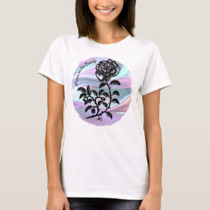 Camiseta Caneta e Rosa de tinta no pasto - Foco na beleza